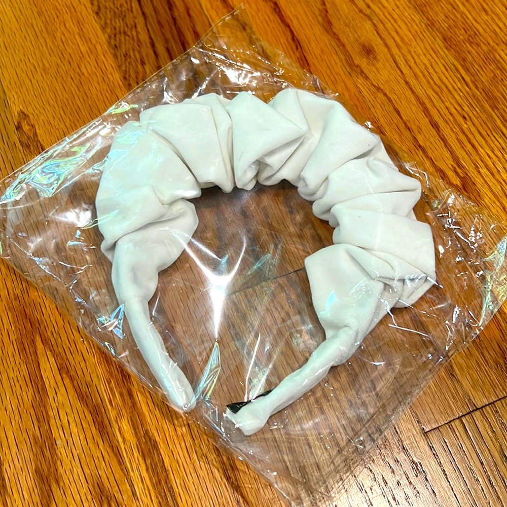 New cream velvet scrunched head band